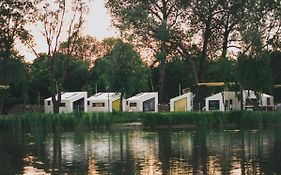 Herbals Glamping Mielno - domki nad jeziorem i morzem